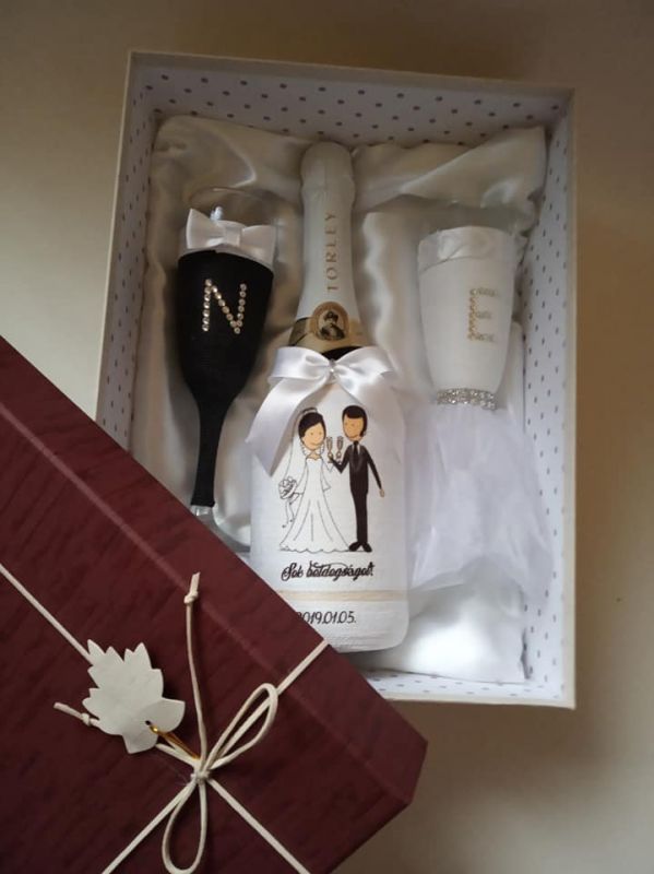 Ajándékdobozos szett ára vásárolt üveggel:12800 Ft